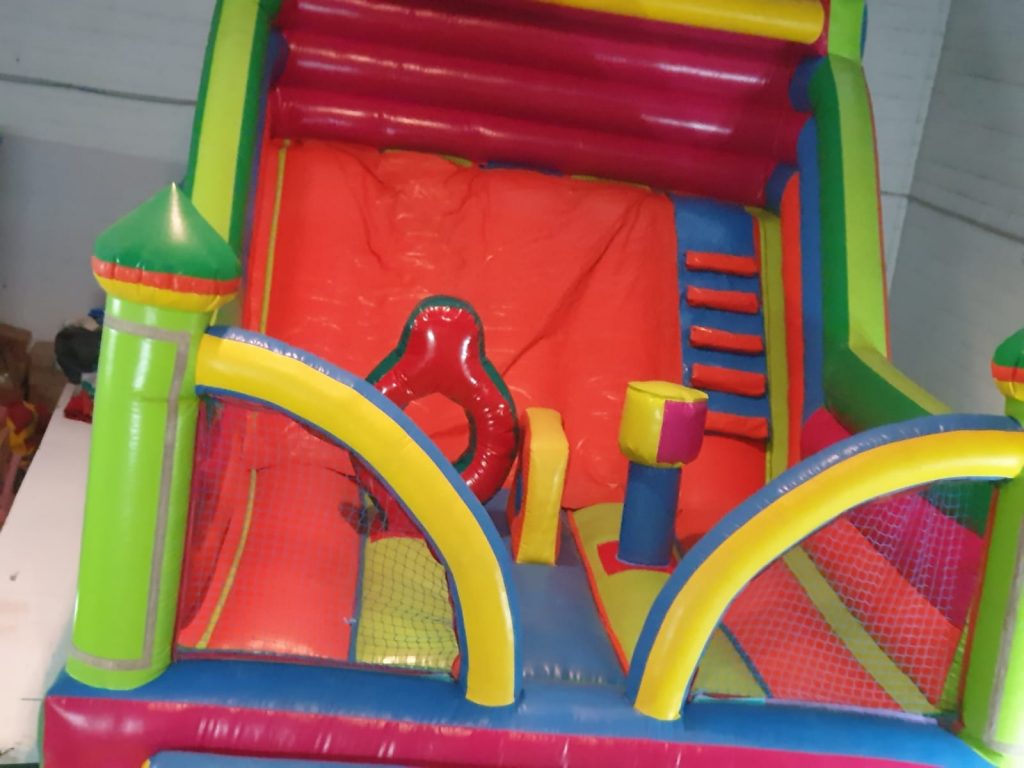 Colchoneta hinchable con una rampa